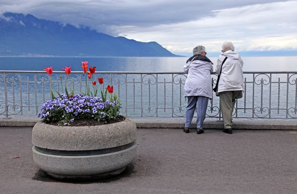 Senior women at lake Geneva waterfront — Stock Photo, Image