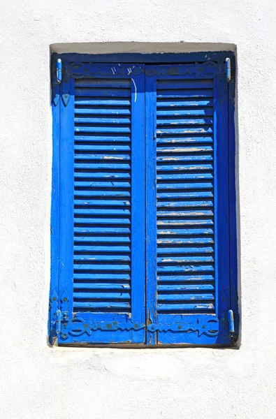 Vintage mavi pencere ile kapamak (Yunanistan) — Stok fotoğraf
