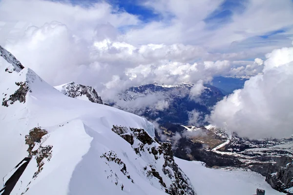 Vista de la jungfrau cubierta de nieve en los Alpes suizos — Foto de Stock