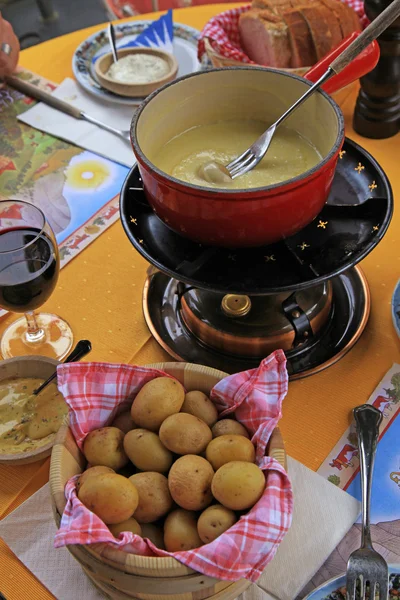 Typisches Schweizer Käsefondue — Stockfoto