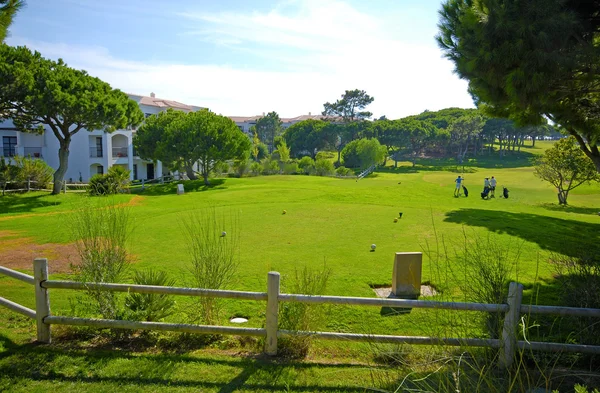 Het hotel en golfbaan op een zonnige dag — Stockfoto