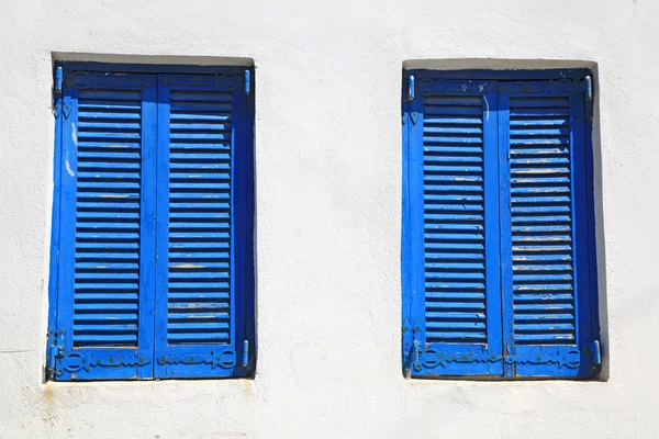 ヴィンテージの青い窓シャッター (ギリシャ) — ストック写真