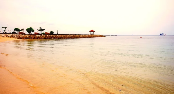 Praia de areia e pequena pérgula, Bali, Indonésia — Fotografia de Stock