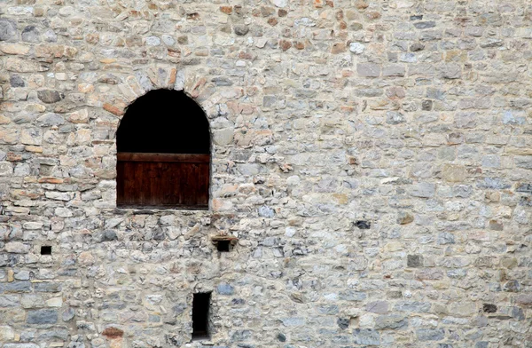 Janela na parede de pedra velha do castelo medieval — Fotografia de Stock