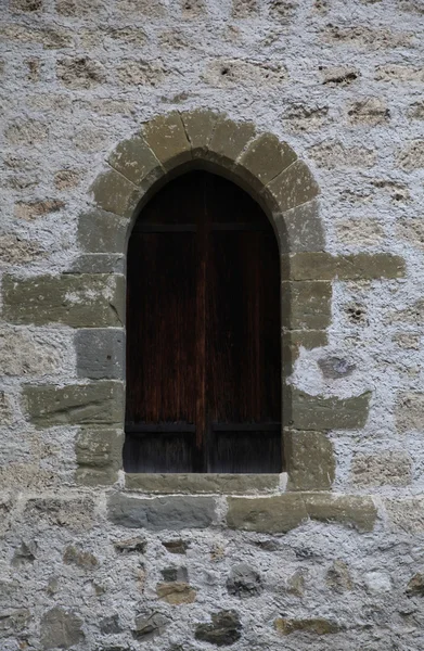 Ventana del arco en la antigua pared de piedra del castillo medieval —  Fotos de Stock