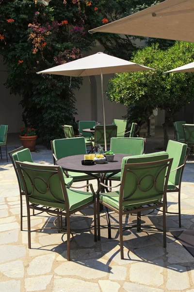 Iron tables and chairs in beautiful patio — Stock Photo, Image