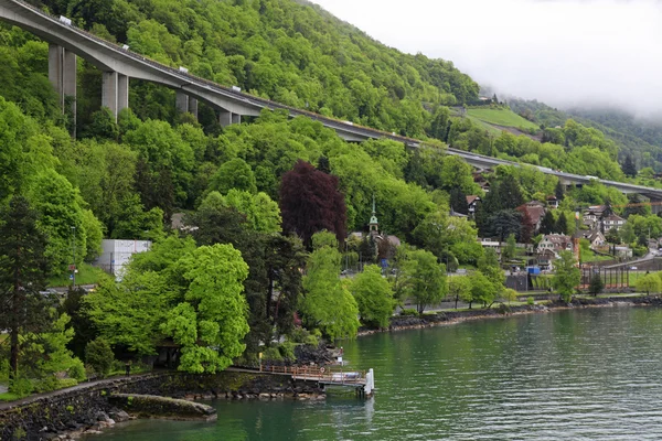 Pueblo suizo en el lago Ginebra — Foto de Stock