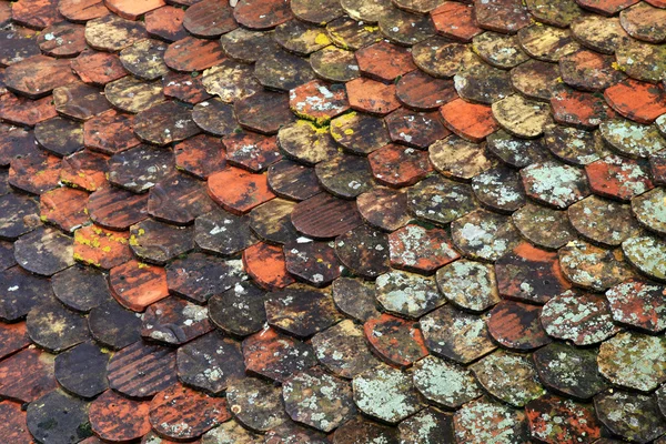 Old brown tile roof background — Stock Photo, Image