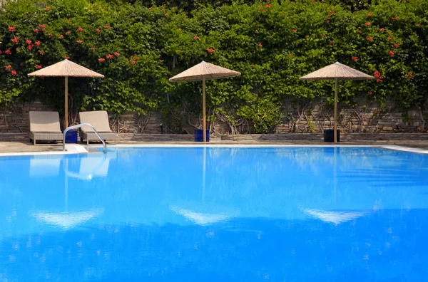 Plavecký bazén v letní resort, Řecko — Stock fotografie