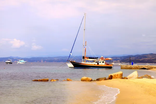 Barche a vela, molo e spiaggia di sabbia, Mar Mediterraneo, Grecia — Foto Stock