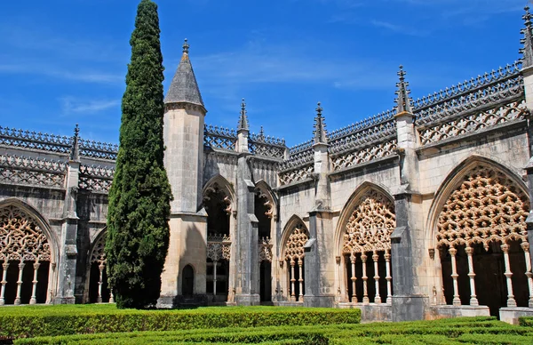 Okrasné gotické oblouky a zahrada ve středověkém klášteře (portuga — Stock fotografie