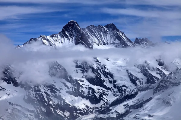 Widok na szczyt jungfrau z chmury, Szwajcaria. — Zdjęcie stockowe