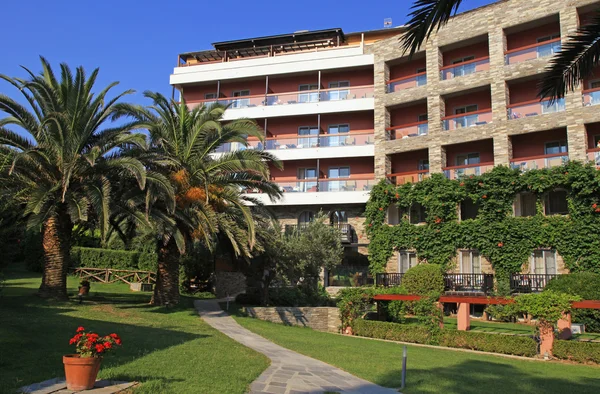 Współczesny hotel, ogród i niebieski niebo (Grecja) — Zdjęcie stockowe