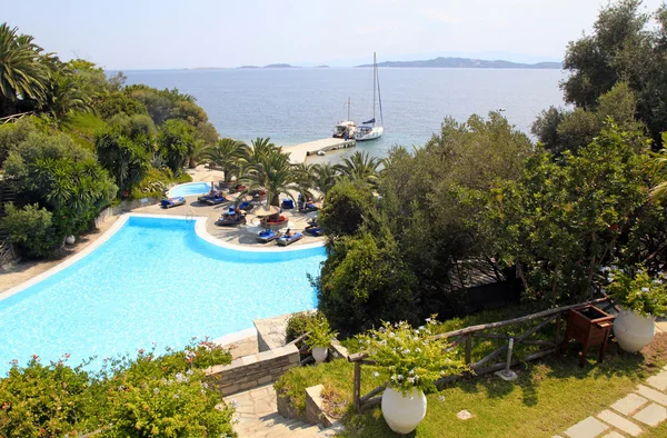 Πισίνα στο μεσογειακό καλοκαίρι resort, Ελλάδα — Φωτογραφία Αρχείου