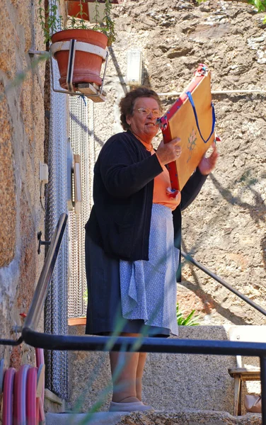 Starszy kobieta w średniowiecznej wiosce idanha-a-velha, Portugalia. — Zdjęcie stockowe