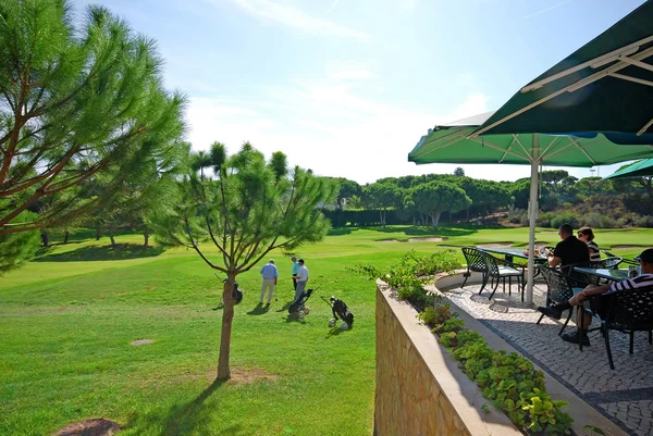 Campo de golfe e terraço do clube de golfe no Algarve, Portugal — Fotografia de Stock