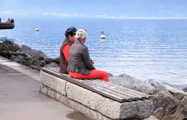 Äldre kvinnor på banch, lake geneva, Schweiz — Stockfoto