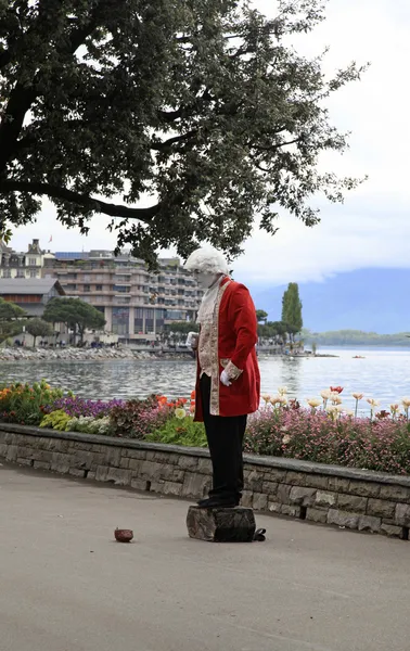 Gatan artist stående imitera staty av mozart, Schweiz — Stockfoto