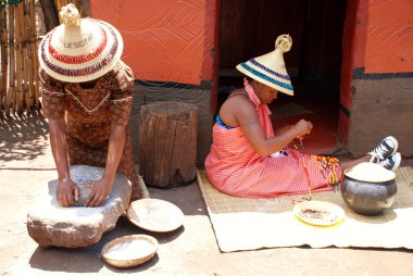 Sotho kadınlar kabile evinde lesedi kültür Köyü, Güney Afrika