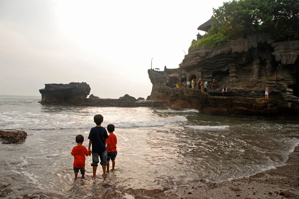 Chrámu Tanah lot, silueta tří chlapců — Stock fotografie