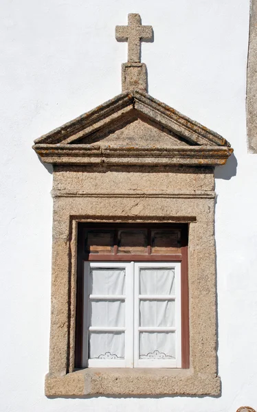 Vecchia finestra in pietra chiesa rurale, Portogallo . — Foto Stock