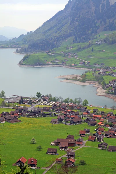 Montanha lago aldeia nos Alpes, Suíça  . — Fotografia de Stock