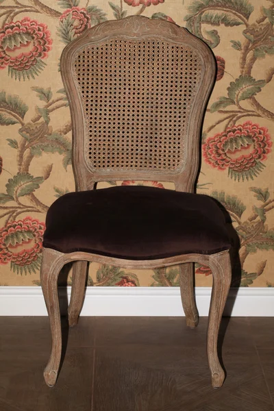 Антикварная мебель кресла против старинных стен декора — стоковое фото
