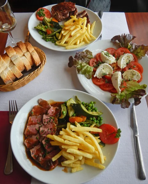 Beefsteak grillé, frites et légumes — Photo