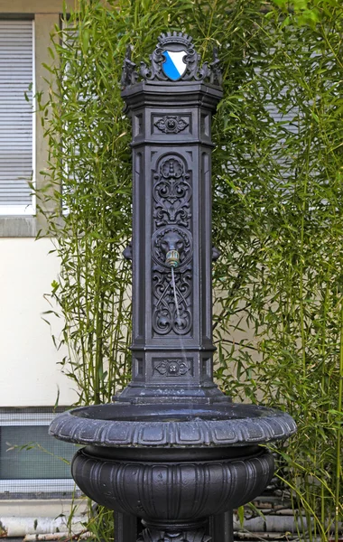 Uma bela pequena fonte de ferro fundido, Zurique, Suíça . — Fotografia de Stock