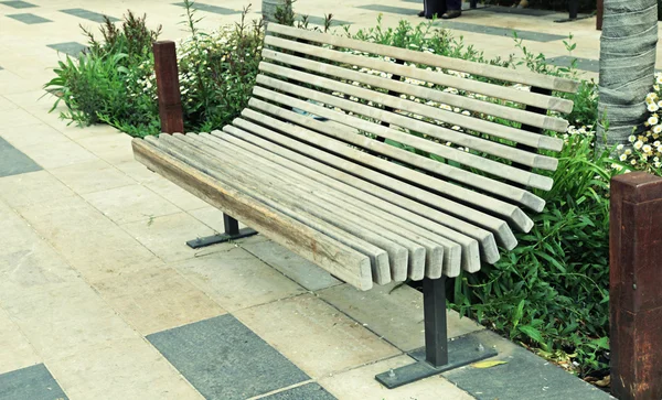 Современная деревянная скамейка на городской улице — стоковое фото