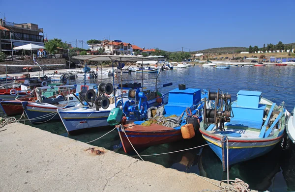 Разноцветные рыболовные лодки в Халкидики, Греция . — стоковое фото
