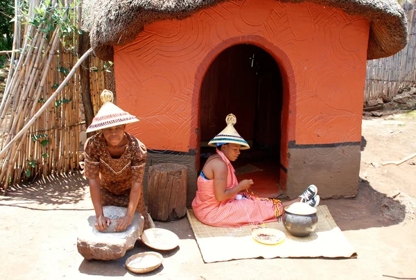 Sotho vrouwen in tribal house in lesedi cultureel dorp, Zuid-afr — Stockfoto