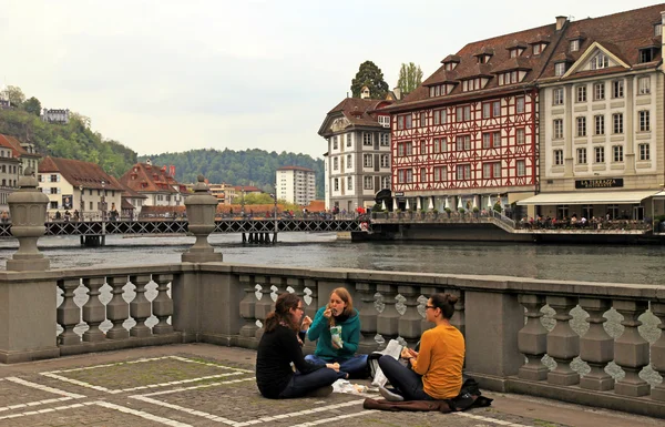 Lucerna vista de la ciudad con el río Reuss, Suiza — Foto de Stock