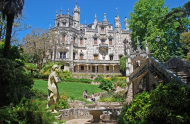 Saray regaleira ve güzel bir bahçe içinde sintra, Portekiz.