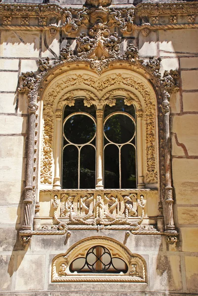 Окно в стиле мануэль, Синтра, Португалия — стоковое фото