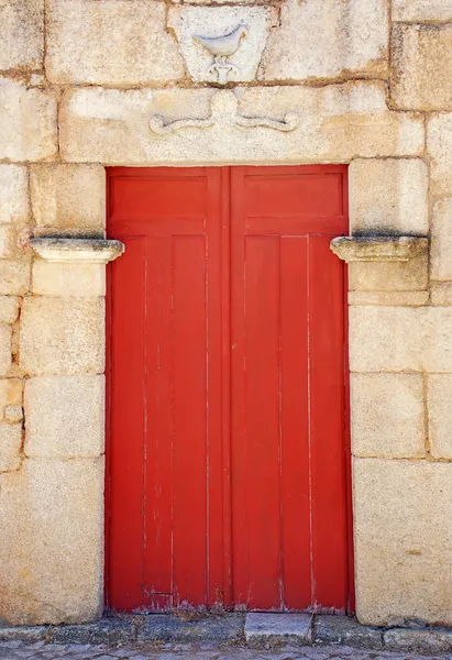 Gammal röd trädörr, portugal. — Stockfoto