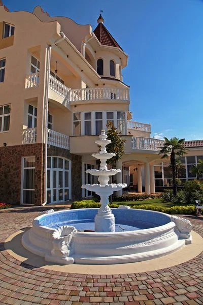 Mansion exterior with fountain — Stock Photo, Image