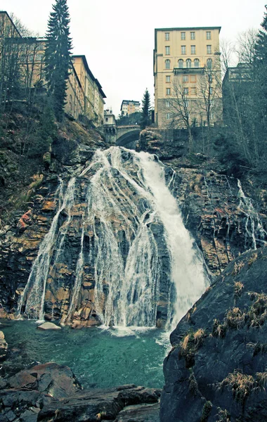 Waterval aan bad gastein in de bergen van de Alpen — Stockfoto