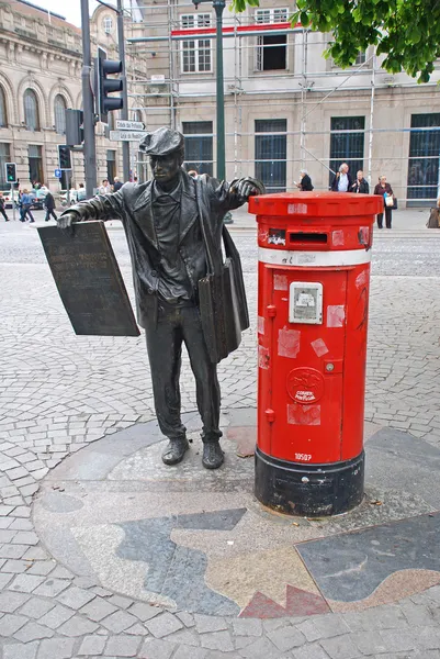 ポルト、ポルトガルの新聞売り手彫刻 — ストック写真