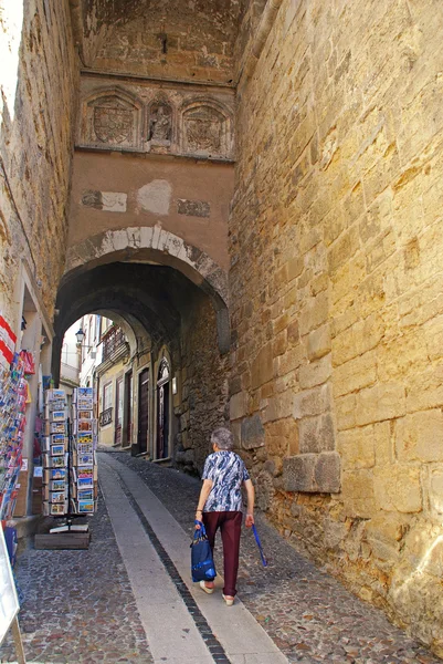 Estreita rua, coimbra, portugal — Fotografia de Stock