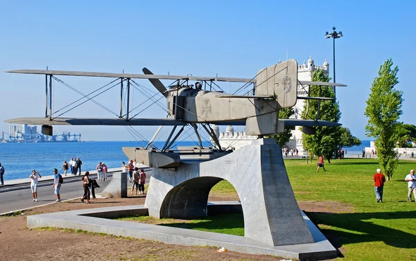 Monumento al biplano en Belem, Lisboa, Portugal — Foto de Stock