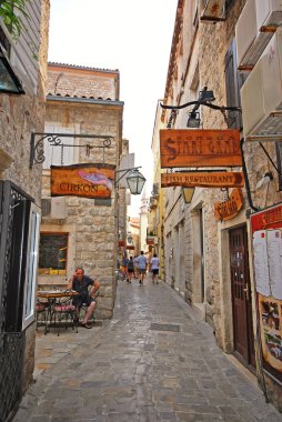 budva, Karadağ'budva eski şehir merkezindeki dar sokak. 