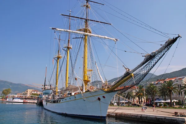 Velero en el muelle de Tivat, Montenegro . — Foto de Stock