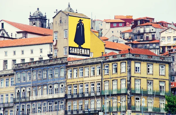 Vista de los edificios de Oporto con letrero de publicidad Sandeman, Por — Foto de Stock