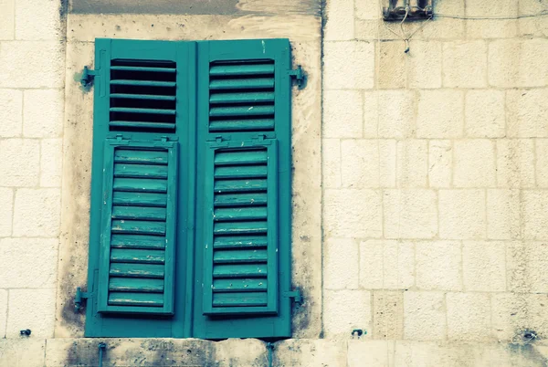 Window with green shutters in old house — Stock Photo, Image