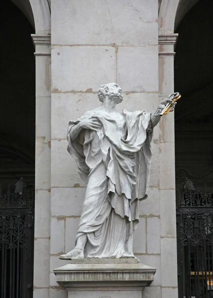 St. peter statua w katedrę w Salzburgu, austria. — Zdjęcie stockowe