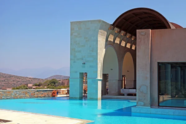 Piscina y terraza en el complejo de verano, Grecia — Foto de Stock