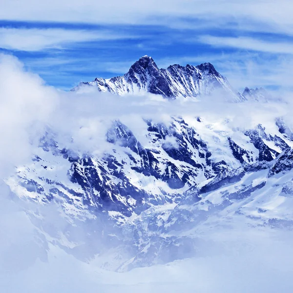Berg van de Alpen met wolken, Zwitserland. — Stockfoto