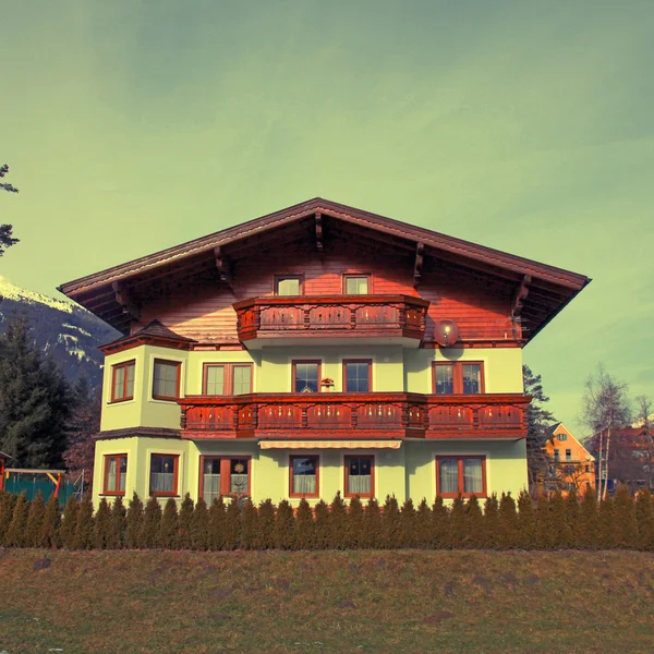 Chalet traditionnel en bois de montagne dans les Alpes (Autriche) ) — Photo