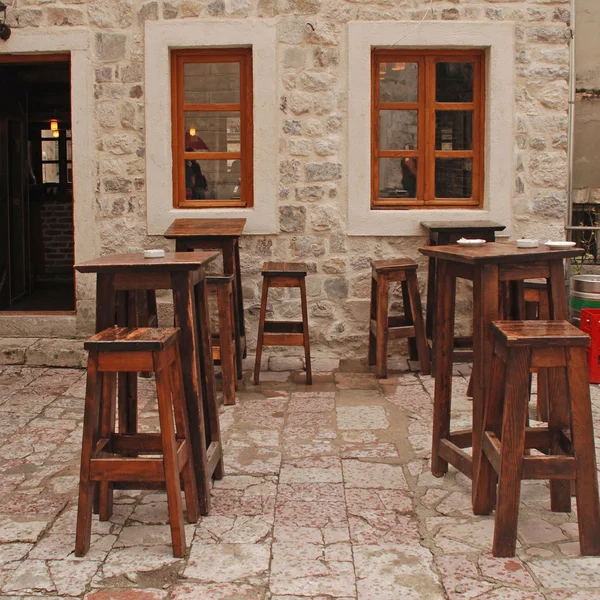 Outdoor kafe dengan perabotan kayu — Stok Foto